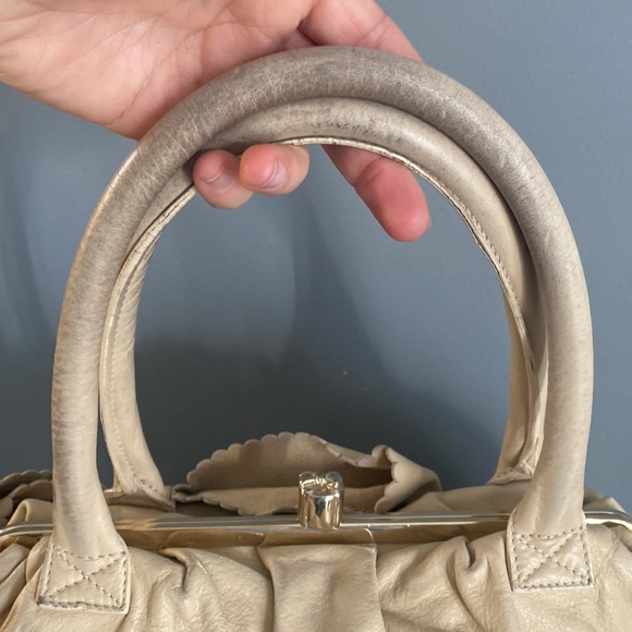 Gorgeous Valentino handbag with signature bow - Picture 11 of 17